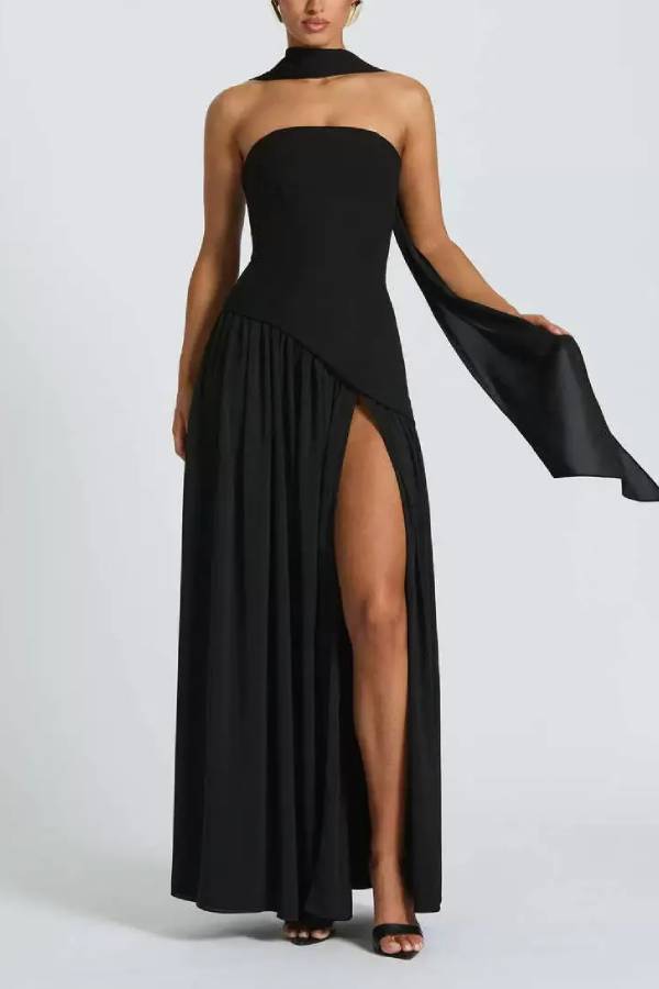 Schwarz-weißes Maxikleid mit kontrastierendem Schal und unregelmäßigem Schlitz