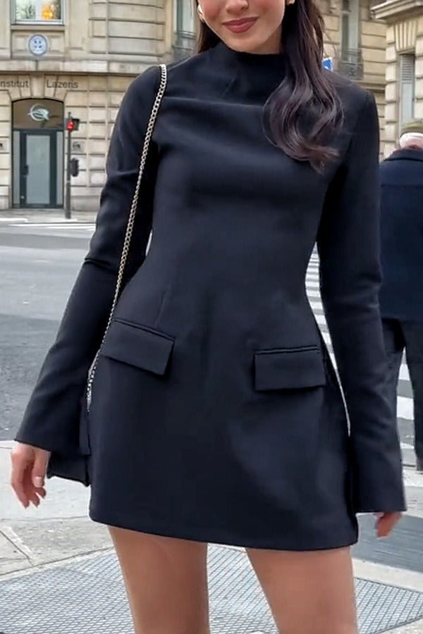 Ultimate Muse – Hochgeschlossenes Minikleid mit langen Schlitzärmeln und Pattentasche