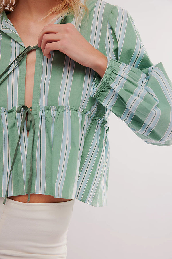 Stilvolles Set mit V-Ausschnitt und Krawattenoberteil mit Streifenmuster und lockerer Shorts mit elastischer Taille