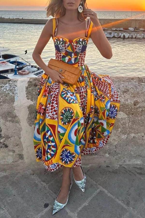 Unique – Rückenfreies Midikleid mit ethnischem Muster „Sunset Walk“