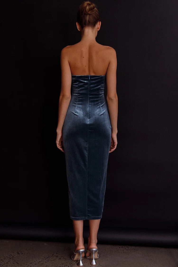 Trägerlose Midikleider aus Samt mit Schlitz