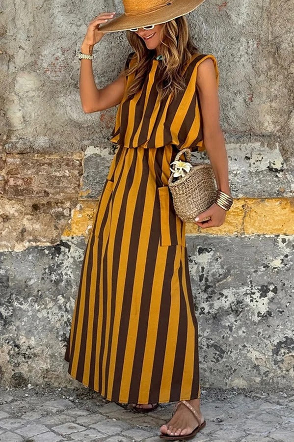 Ensemble Harlow avec haut à épaules rembourrées et imprimé rayé et jupe longue drapée à poches et taille élastique