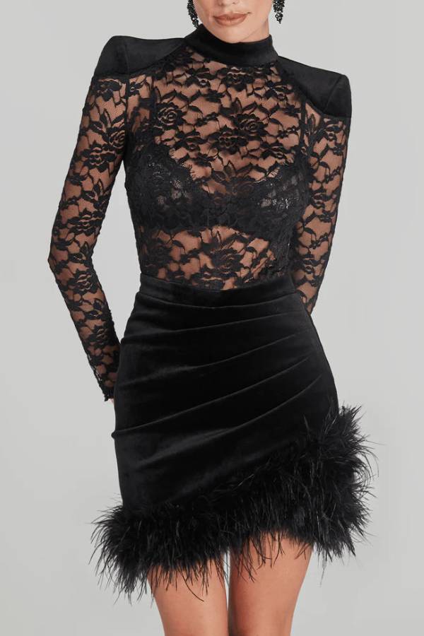 Freya – Gerüschtes Stretch-Minikleid aus Samt mit floraler Spitze und Patchwork und Federbesatz