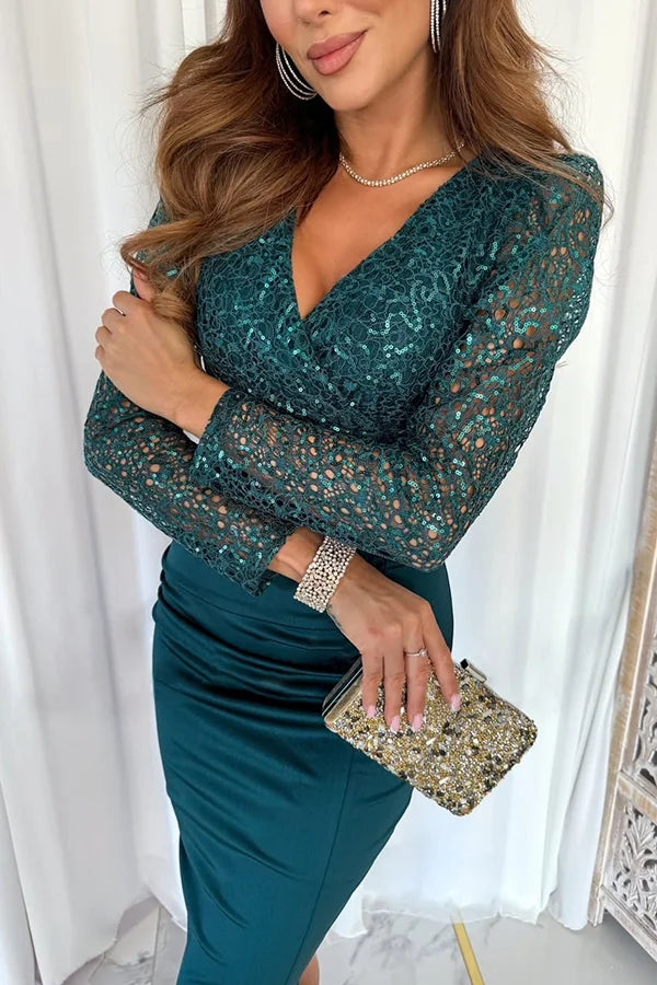 Glänzendes, selbststrukturiertes, langärmliges, gerüschtes Stretch-Midikleid mit Pailletten-Patchwork