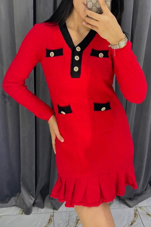 Robe courte élégante en tricot gaufré contrasté à col en V et volants