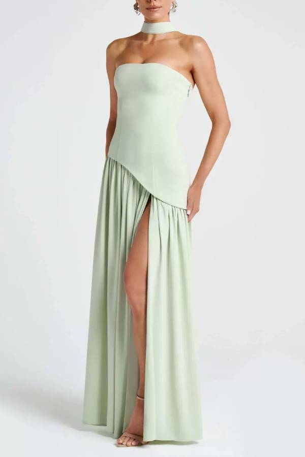 Schwarz-weißes Maxikleid mit kontrastierendem Schal und unregelmäßigem Schlitz