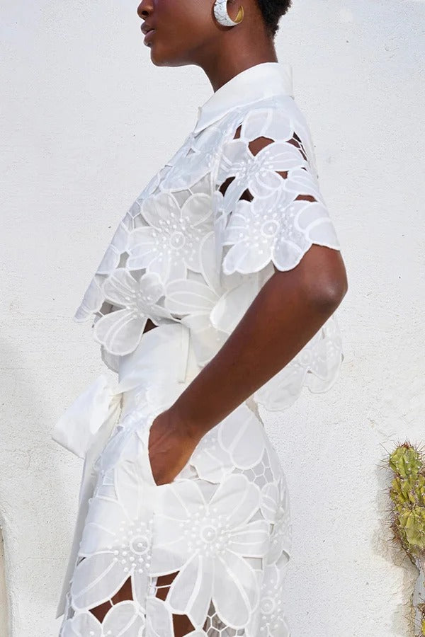 Redefining Elegance – Kurzes Hemd mit Blumenspitze und weit geschnittener Hose mit Gürteltaschen