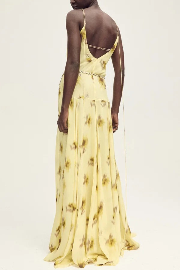 Robe longue à imprimé floral Sunset Glow, col en V, fines bretelles et ourlet évasé