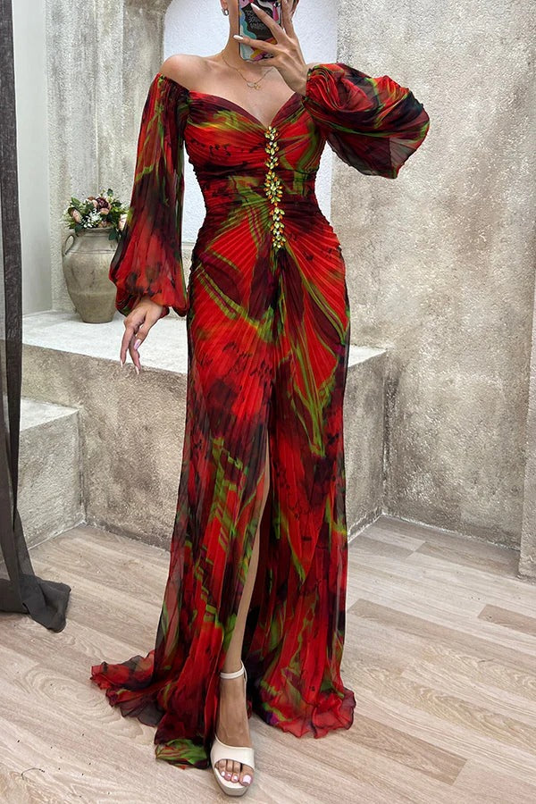 Sunset Serenade – Bedrucktes, schulterfreies Maxikleid mit Plissee und Schlitz und Rautenverzierung