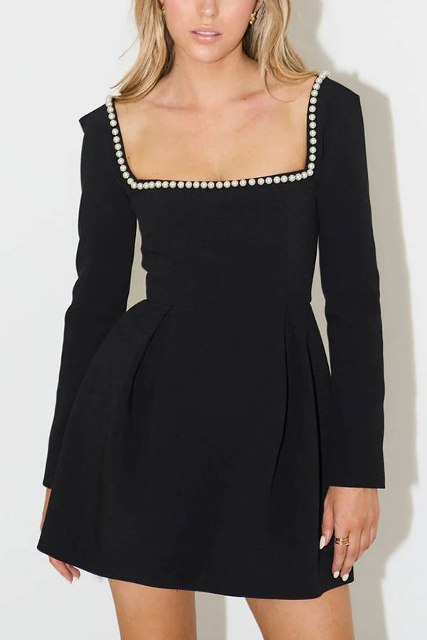 „You'll Remember Me“ Minikleid mit Perlenverzierung und quadratischem Ausschnitt und langen Ärmeln