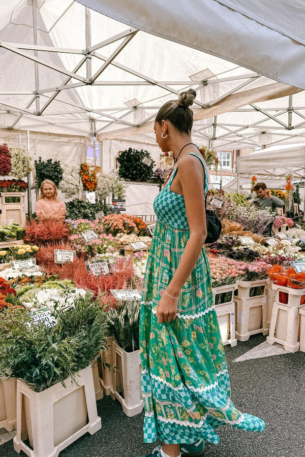 Yolanda Maxikleid mit Zickzack-Besatz und einzigartigem Aufdruck, gesmoktem Rücken und Schnürung