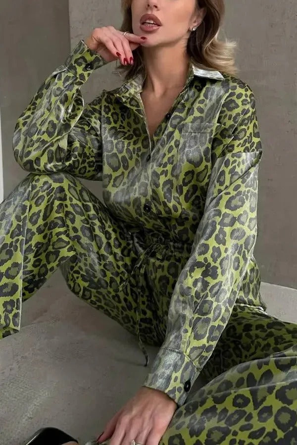 Set aus langärmligem Freizeitoberteil mit Leopardenmuster und lockerer Hose mit elastischer Taille und Bindegürtel