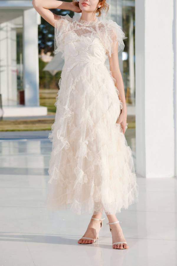 Ärmelloses Kleid mit besticktem A-Linien-Rock und halbem Rollkragen