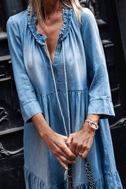 Maxikleid aus Denim mit V-Ausschnitt und langen Ärmeln