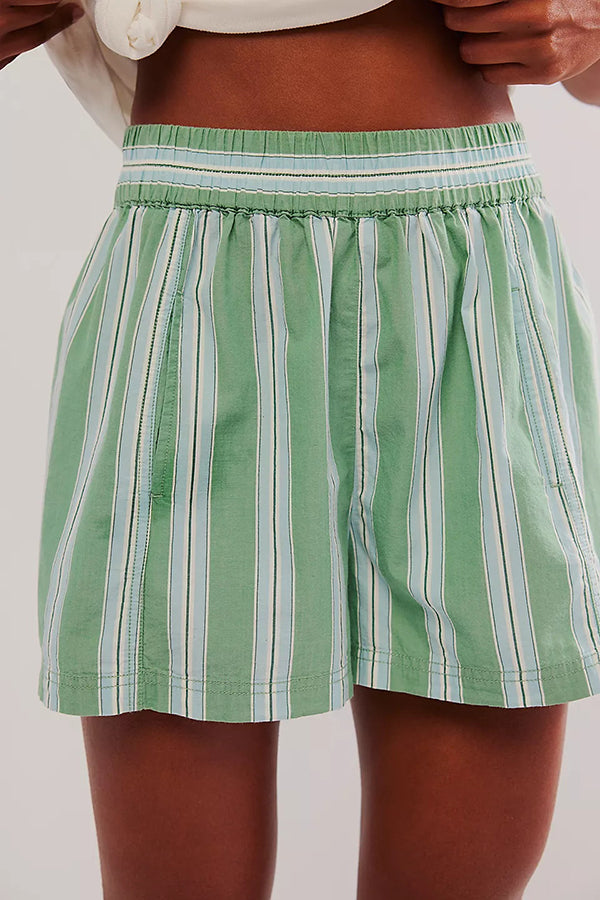 Stilvolles Set mit V-Ausschnitt und Krawattenoberteil mit Streifenmuster und lockerer Shorts mit elastischer Taille