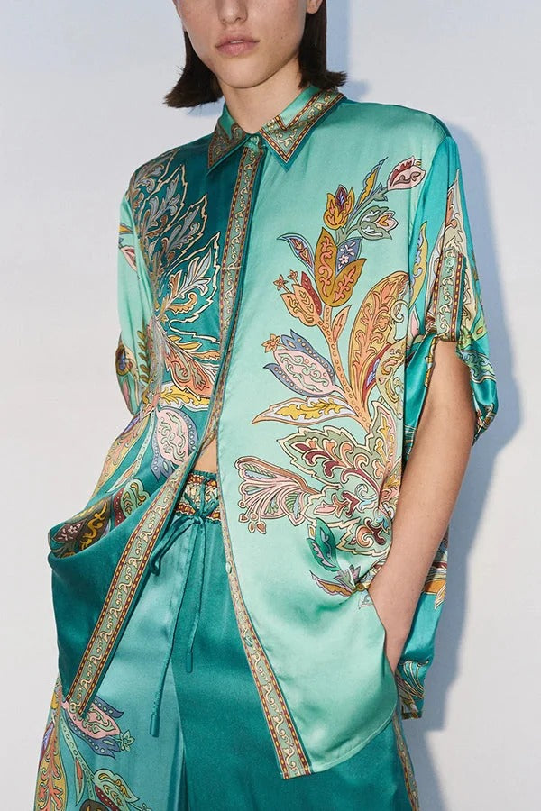 Somewhere Sunny – Kurzärmlige Oversize-Bluse aus Satin mit botanischem Print und Knöpfen
