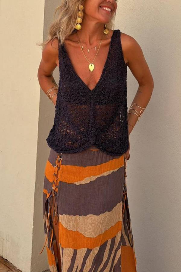 Malibu – Lockeres Strick-Tanktop mit V-Ausschnitt und ausgehöhltem Twist