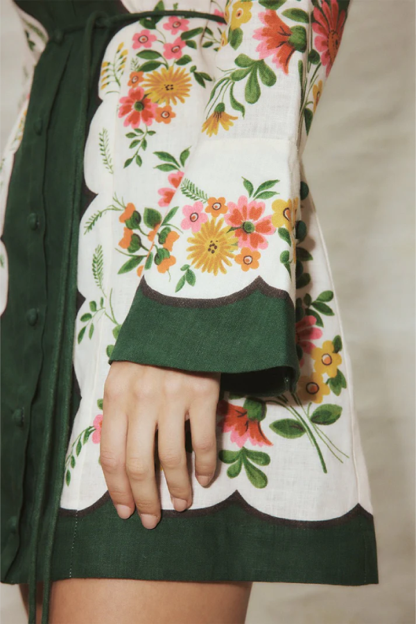 Einreihiges, langärmliges Minikleid mit Bindegürtel und Blumenmuster