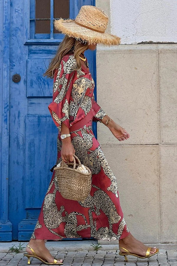 Abbie – Lockerer Satinmantel mit Tiger-Print und Fledermausärmeln, weiten Knöpfen