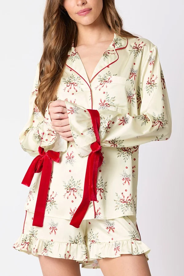 Weihnachtsmodisches Set mit bedrucktem Oberteil mit Fliege und Shorts mit Rüschen und elastischer Taille