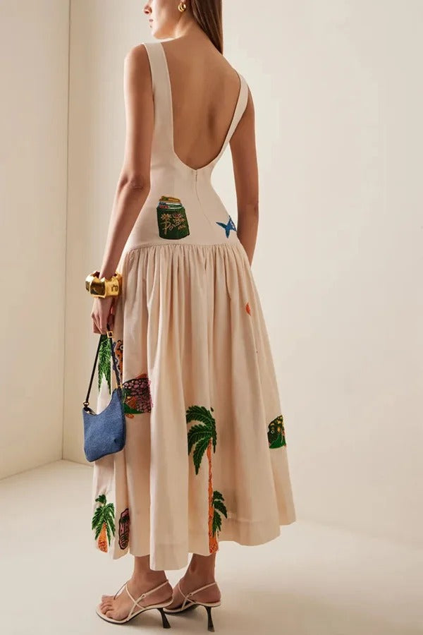 Chic Couture – Rückenfreies Midikleid mit einzigartigem Aufdruck und gerafftem Saum