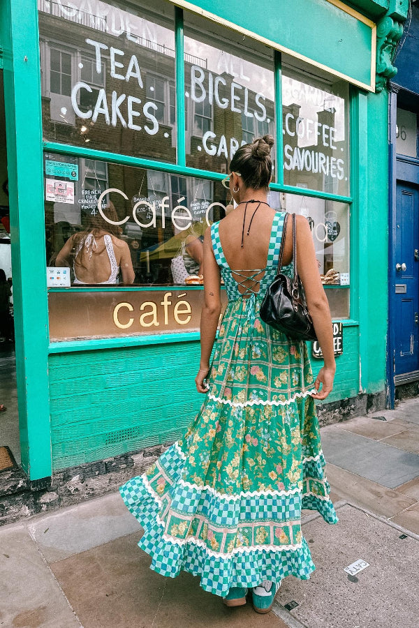 Yolanda Maxikleid mit Zickzack-Besatz und einzigartigem Aufdruck, gesmoktem Rücken und Schnürung