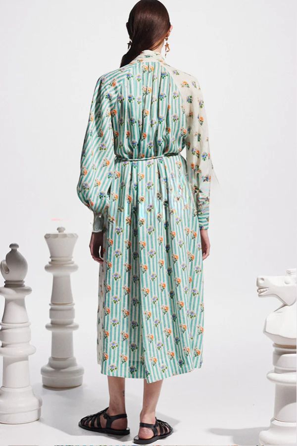 Lockeres Midikleid mit Blumen- und Streifenmuster, langen Ärmeln und Bindegürtel