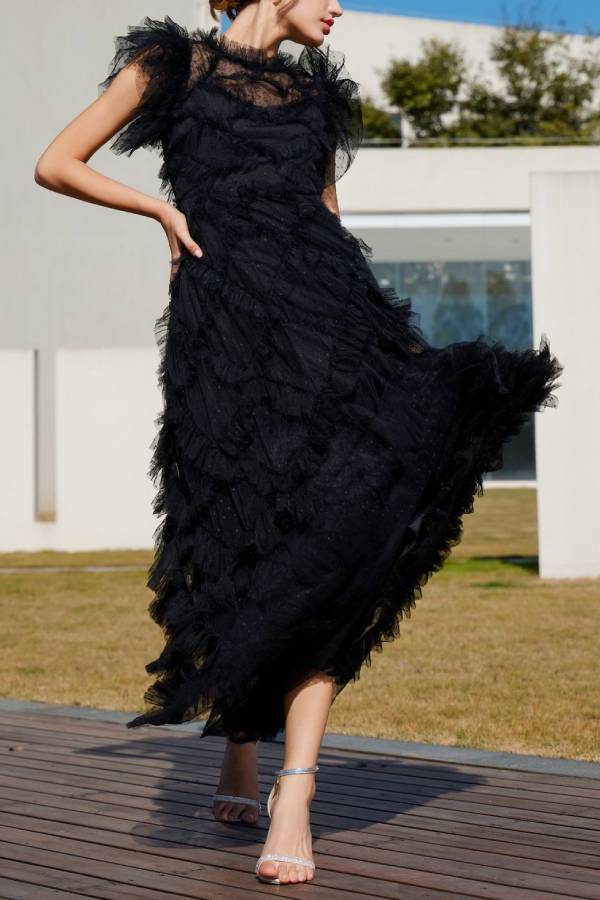 Ärmelloses Kleid mit besticktem A-Linien-Rock und halbem Rollkragen