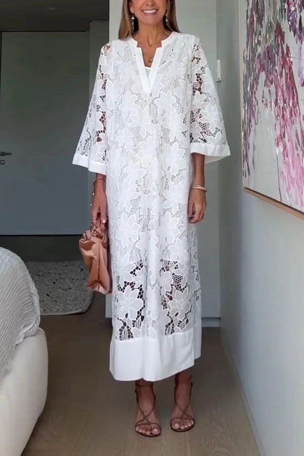 Confidence and Adventure – Lockeres Midikleid mit Blumenspitze und V-Ausschnitt und Glockenärmeln