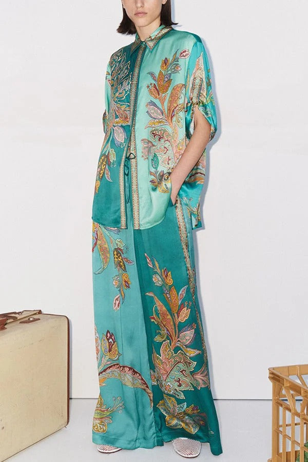 Somewhere Sunny – Kurzärmlige Oversize-Bluse aus Satin mit botanischem Print und Knöpfen