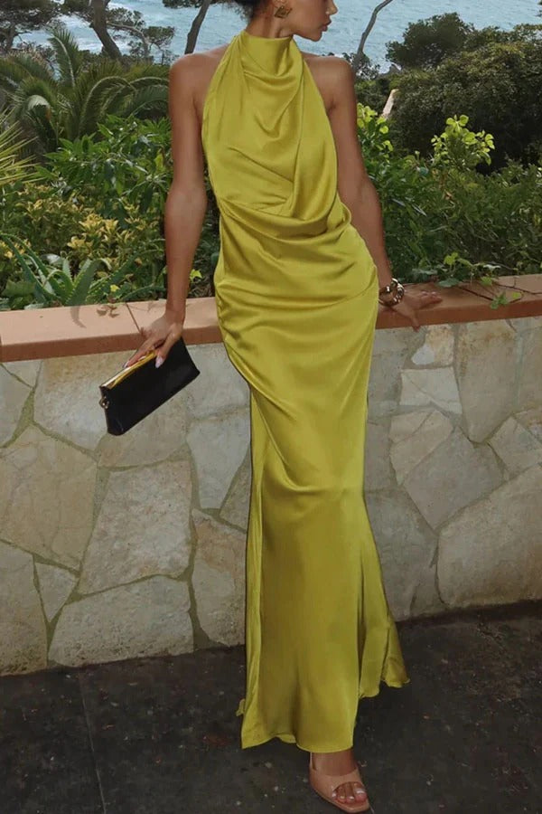 Robe longue dos nu drapée en satin élégante et raffinée