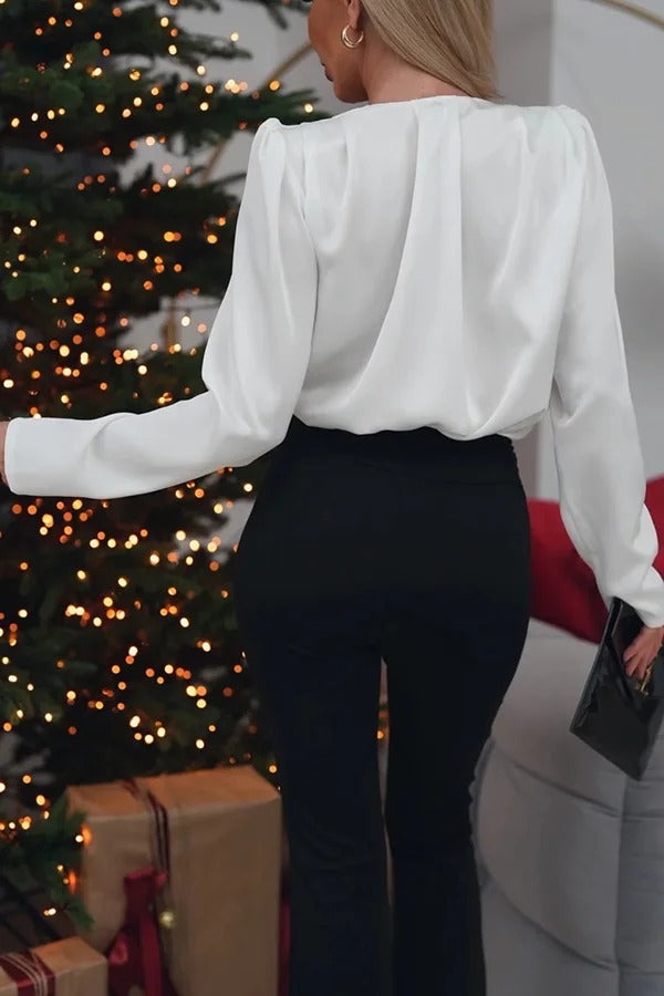 Einzigartige und romantische, weite Bluse aus Satin mit Rosendetail