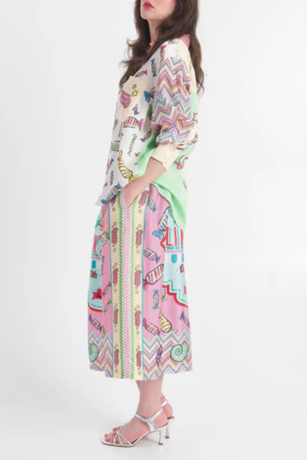 Fröhlicher, lustiger Look, Satin-Bluse mit Bonbon-Print, Knopfleiste und Tasche, übergroß