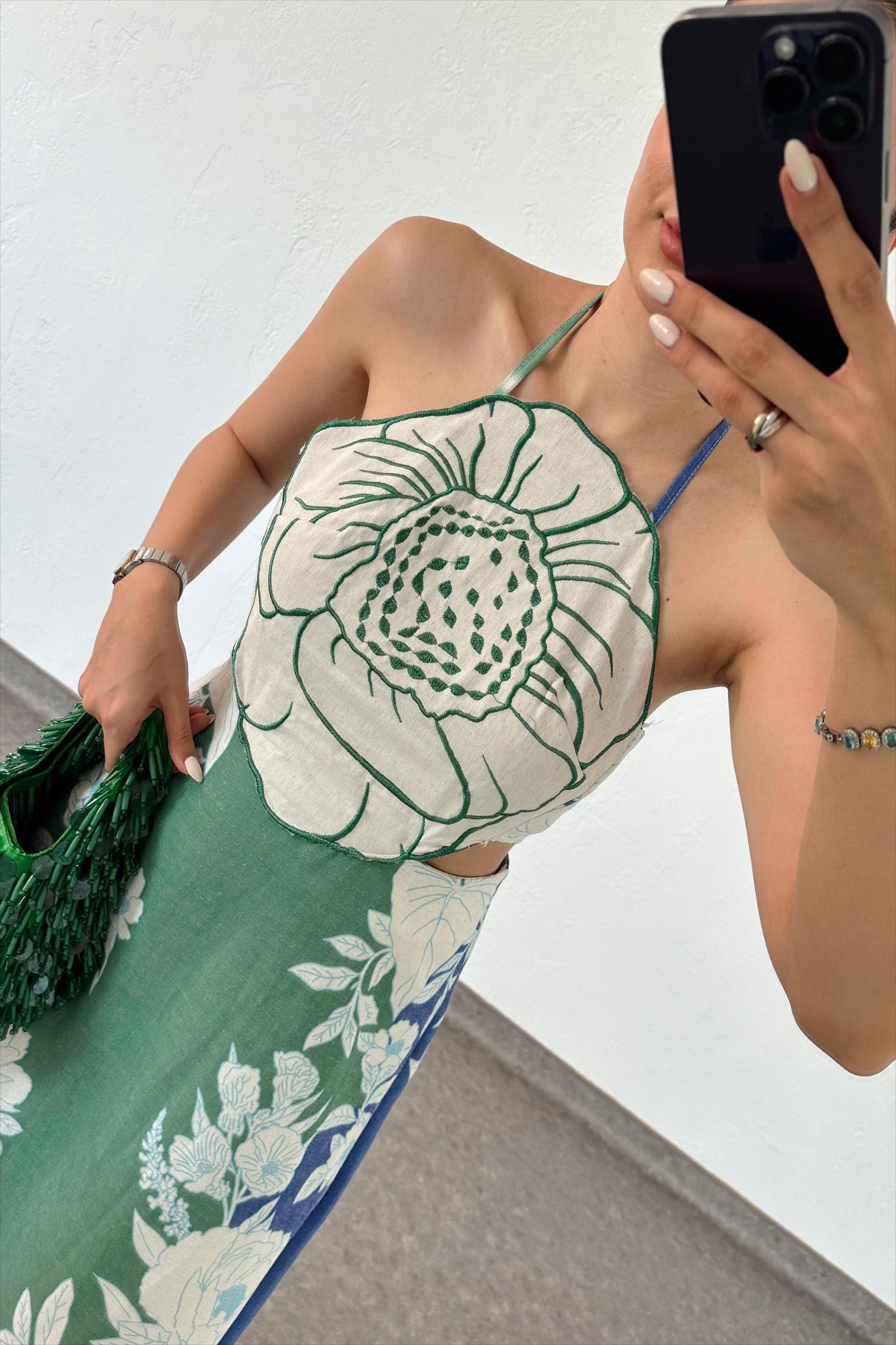 Über Tropic Time – Neckholder-Midikleid aus Leinenmischung mit Blumendetail auf der Rückseite und Schnürung