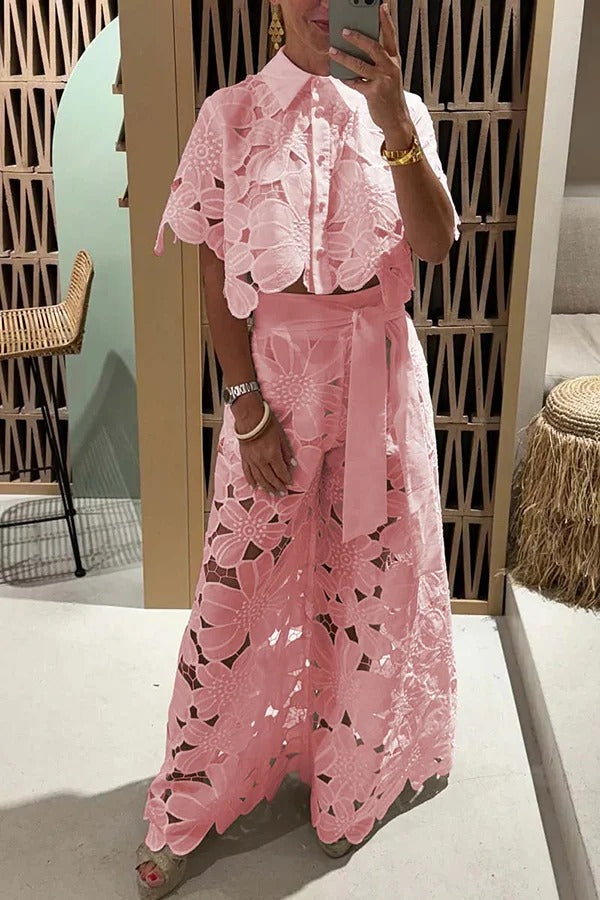 Redefining Elegance – Kurzes Hemd mit Blumenspitze und weit geschnittener Hose mit Gürteltaschen