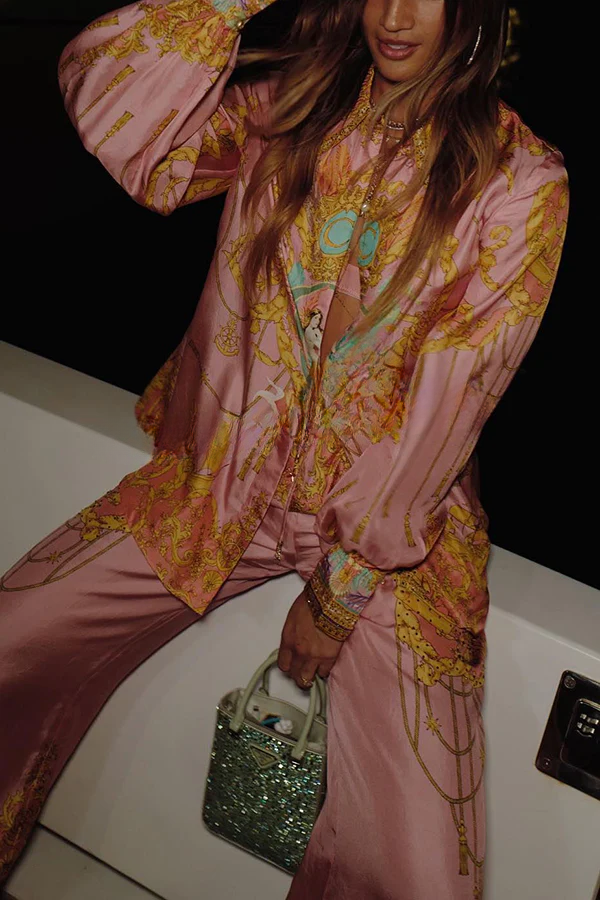 Mermaid Motel Set mit langärmligem, locker sitzendem Hemd und Hose mit elastischem Bund und einzigartigem Druck