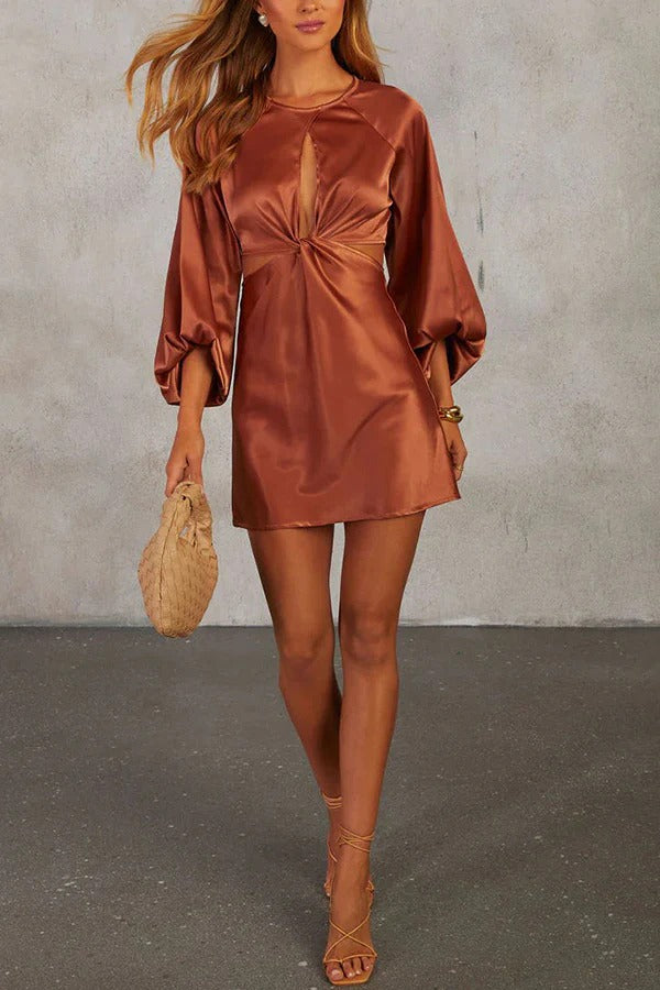 Carlita Minikleid aus Satin mit Cut-Outs an Brust und Mieder und Ballonärmeln