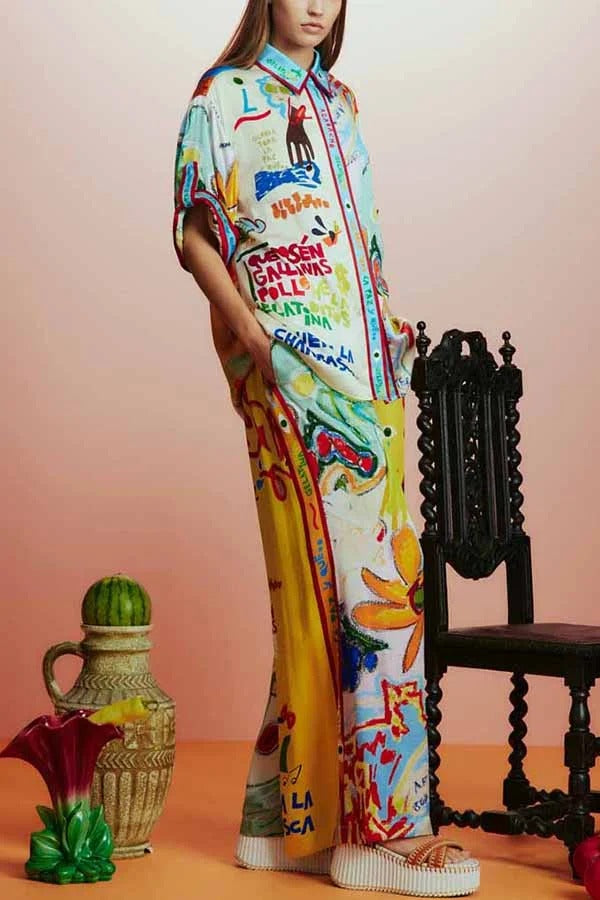 Raina Satin Set mit einzigartigem Print, kurzärmeligem, lockerem Hemd und Hosen mit elastischer Taille und Taschen