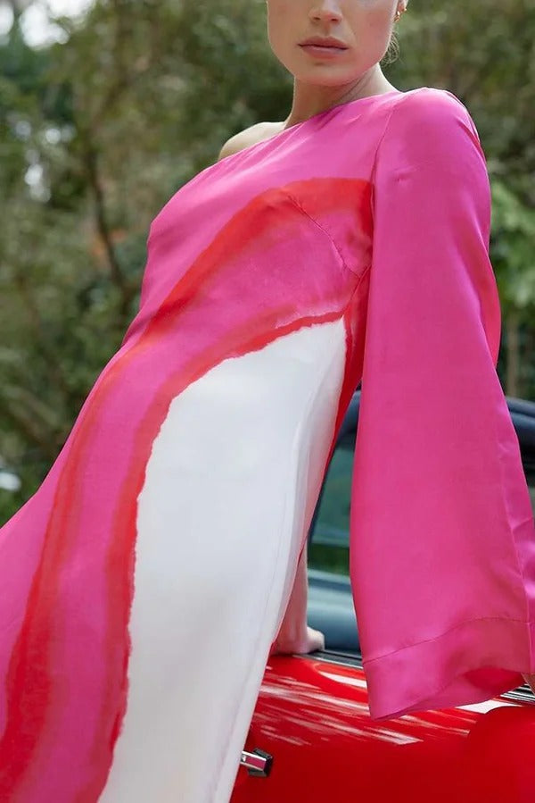 Elegantes einärmliges Maxikleid mit Schlitz und Kontrastdruck