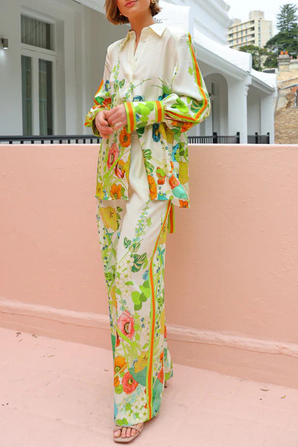 Übergroße Bluse aus Satin mit Blumenmuster und Bindeband hinten und Knopfleiste