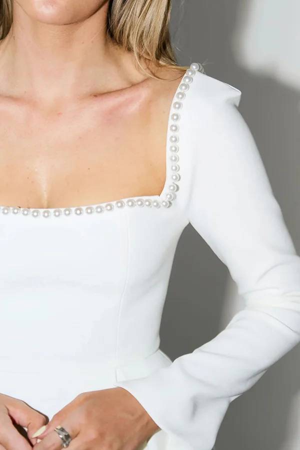 „You'll Remember Me“ Minikleid mit Perlenverzierung und quadratischem Ausschnitt und langen Ärmeln