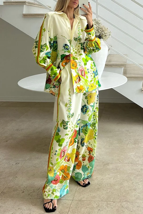 Satinhose mit Blumendruck auf der Rückseite, elastischer Taille und Taschen und weitem Bein