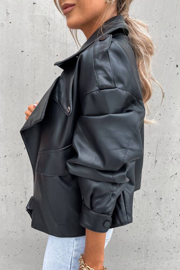 Stilvolle kurze Lederjacke im britischen Stil mit Reverstasche