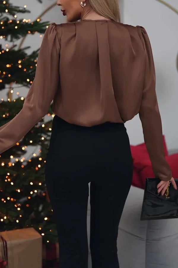 Einzigartige und romantische, weite Bluse aus Satin mit Rosendetail