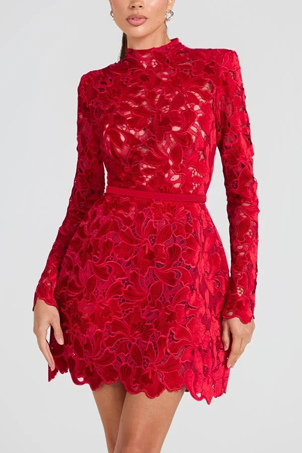 Lydia besticktes Minikleid mit Blumenspitze, langen Ärmeln und Gürtel in Tulpenform