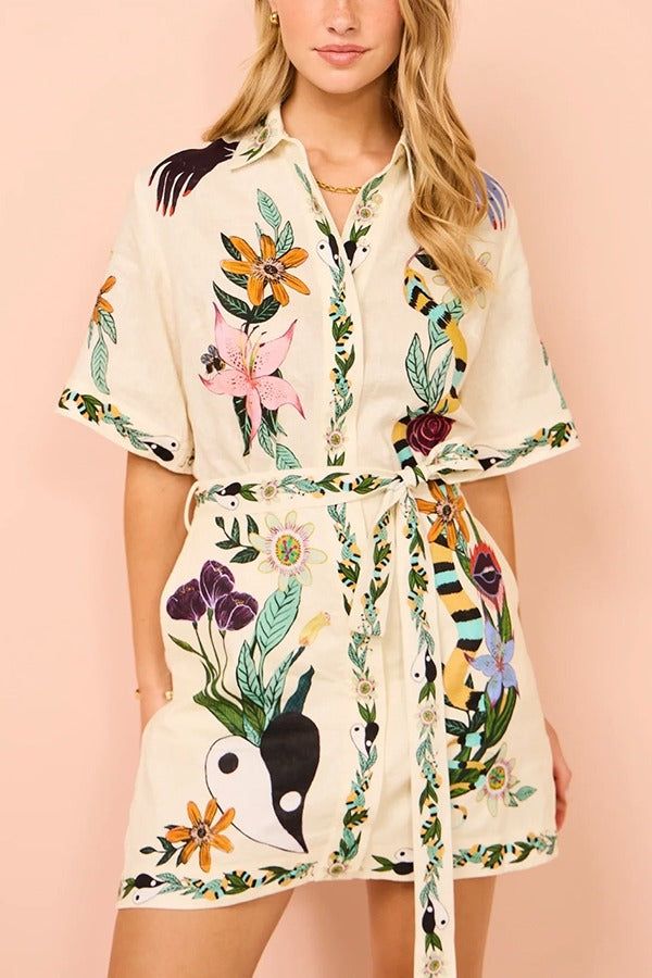 Ikonisches Shailene Minikleid aus Satin mit einzigartigem Blumendruck und Taschen zum Binden in der Taille