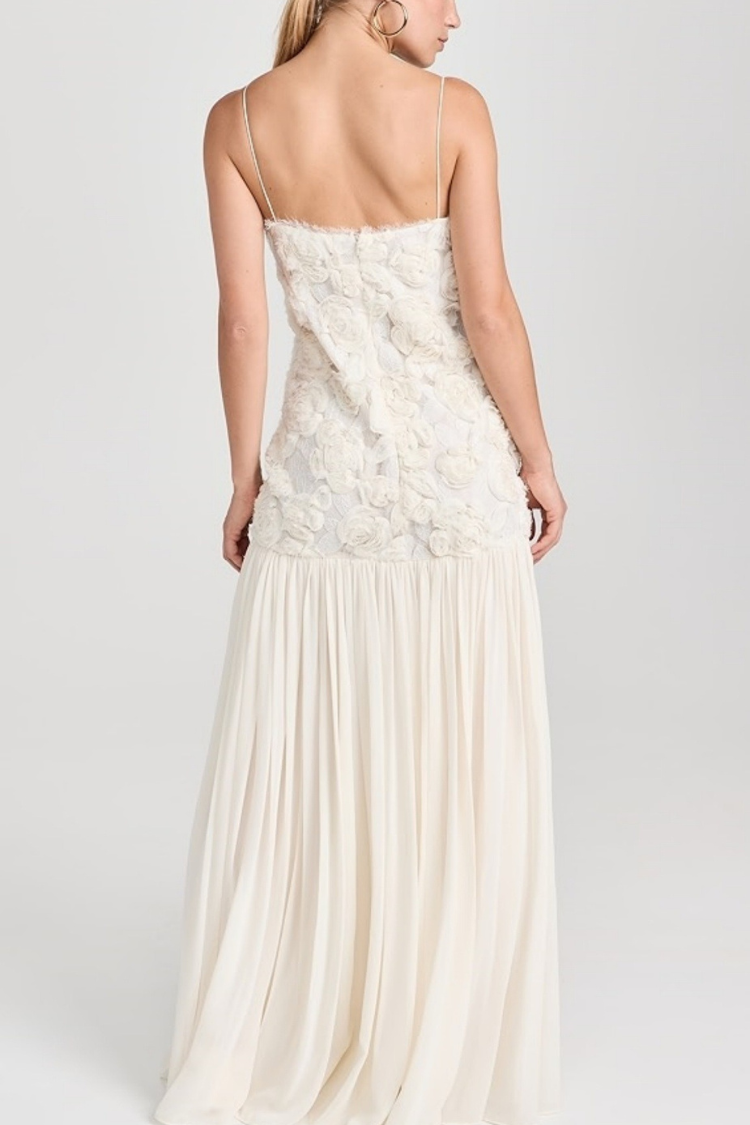 Offrez-vous une robe longue à ourlet plissé en mousseline de soie avec appliques florales