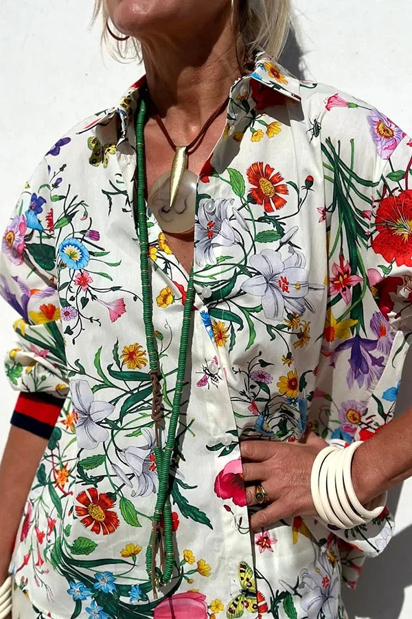 Fabulous Fiesta – Oversize-Bluse aus Satin mit einzigartigem Blumendruck und Knopfleiste