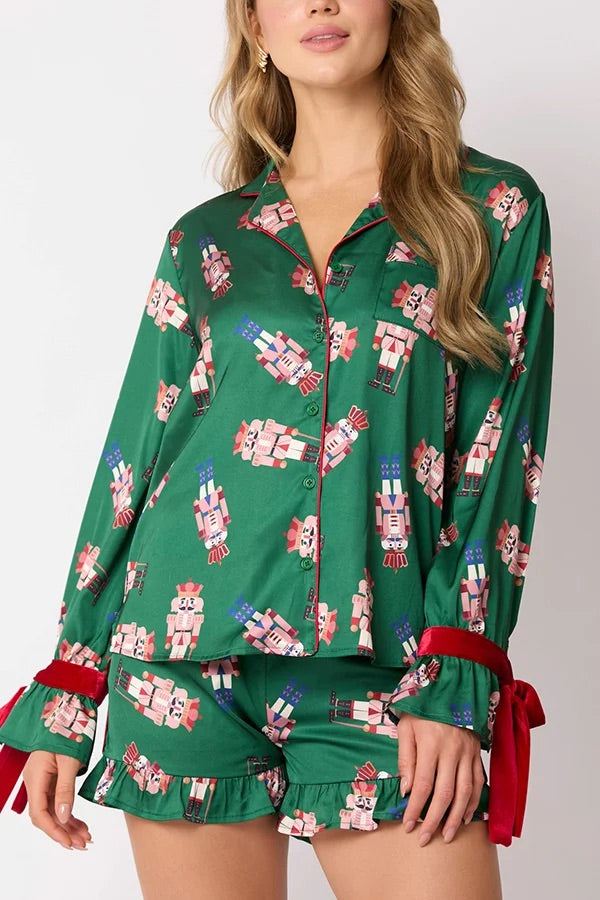 Weihnachtsmodisches Set mit bedrucktem Oberteil mit Fliege und Shorts mit Rüschen und elastischer Taille