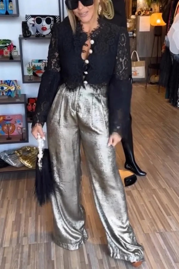 Haut court à manches cloche et boutons en dentelle florale Sweet Embrace